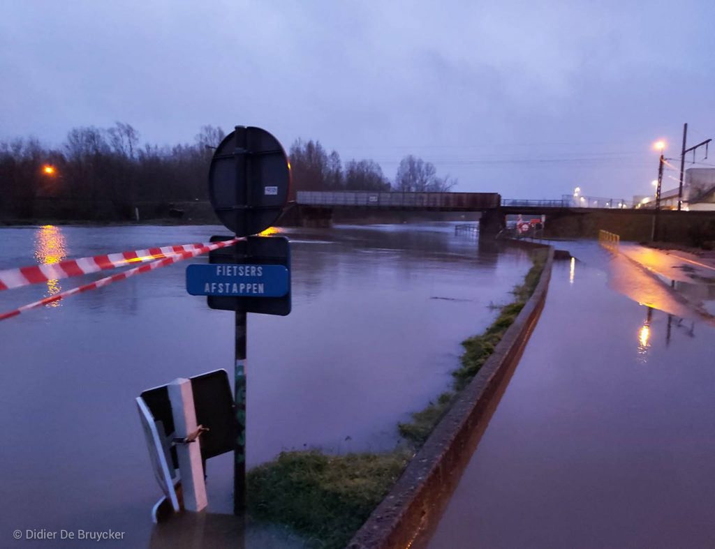 Foto overstroomde rivier Denderbelle