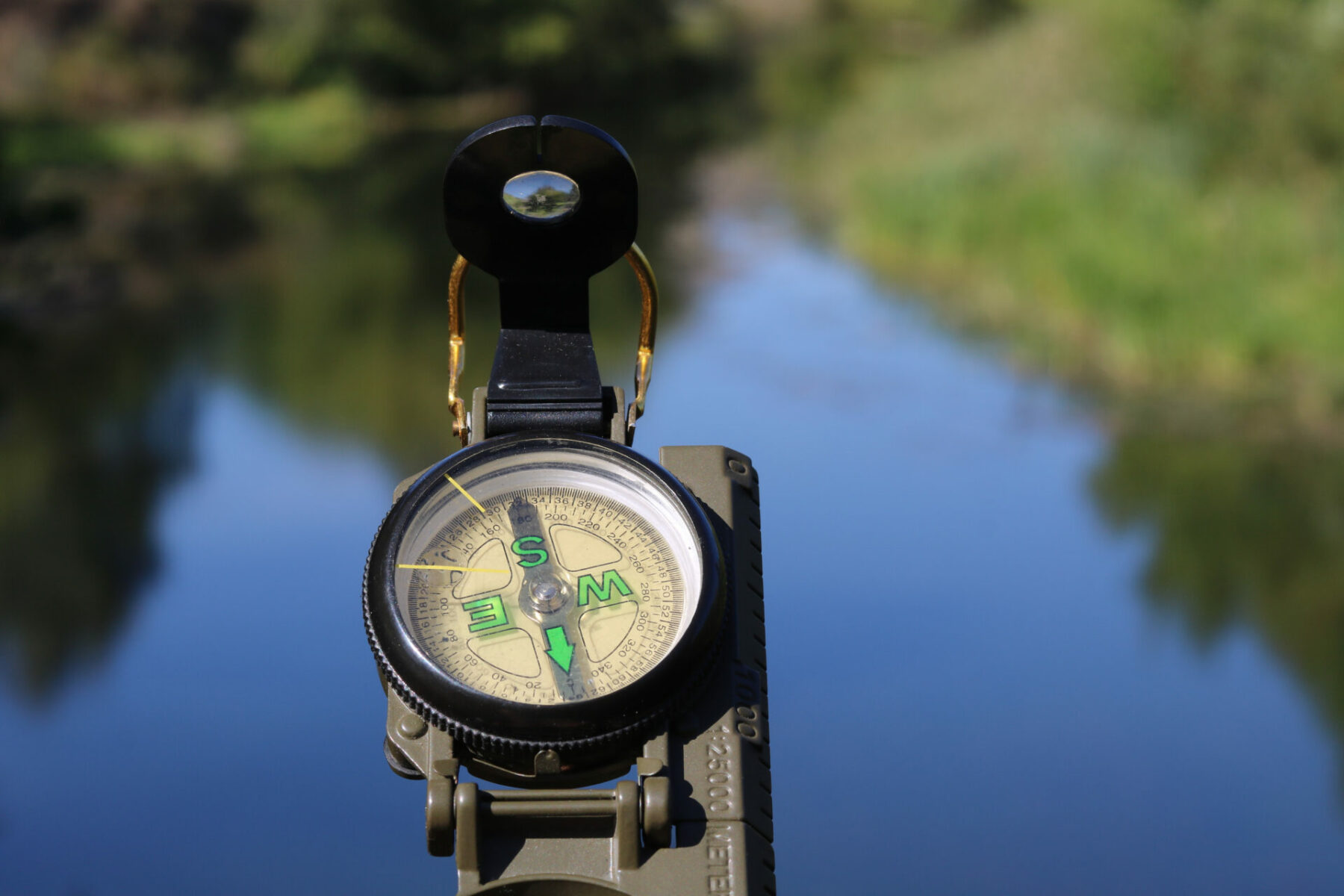 Foto kompas aan rivier